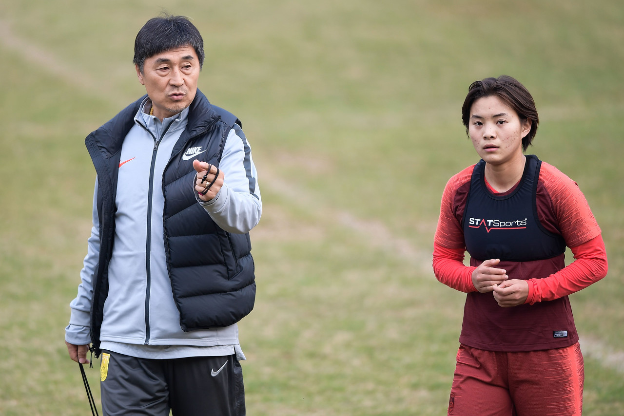  王霜与网友互动时谈贾秀全“茶叶梗”：不需要买，是他送我们喝